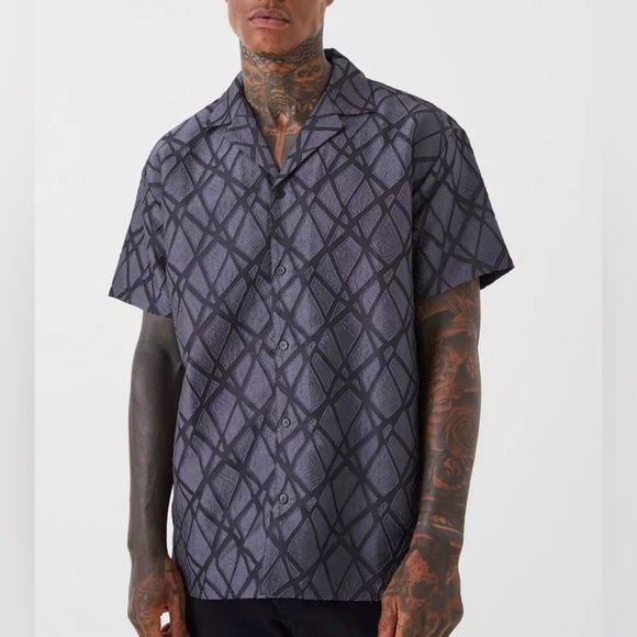 New SHORT SLEEVE OVERSIZED SHEER‎ GEO SHIRT - Picture 1 of 6